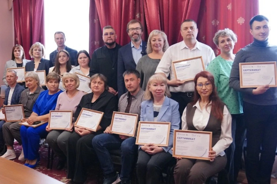 В Черемхово жителям вручили сертификаты для реализации проектов. Фото: пресс-служба Законодательного Собрания Иркутской области