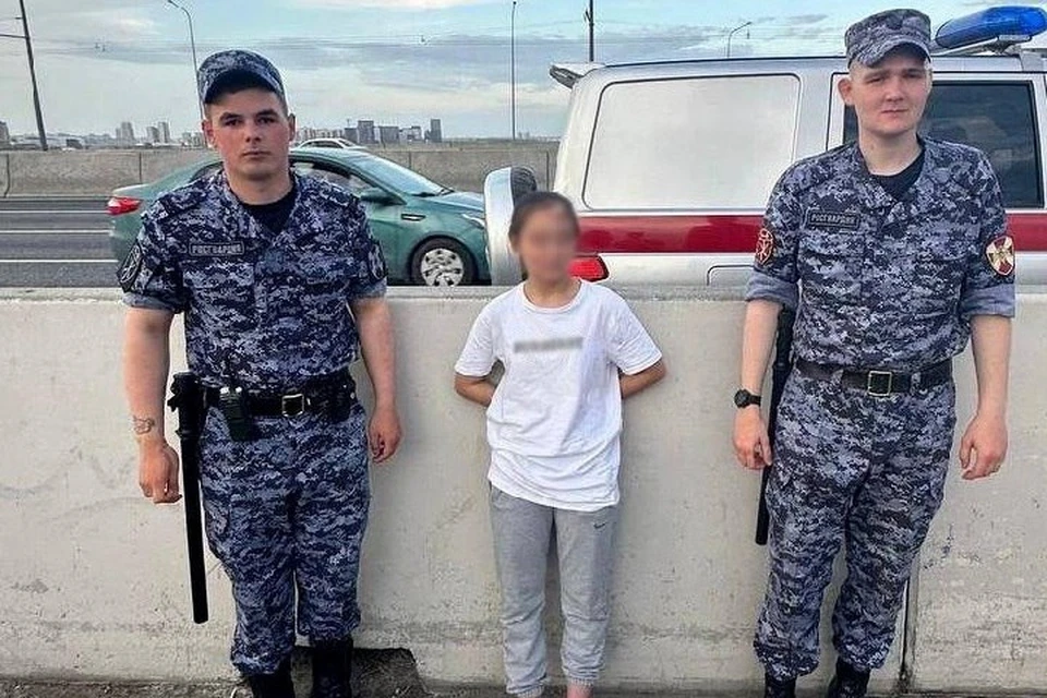 Девушку передали бригаде скорой медицинской помощи. Фото: пресс-служба Росгвардии