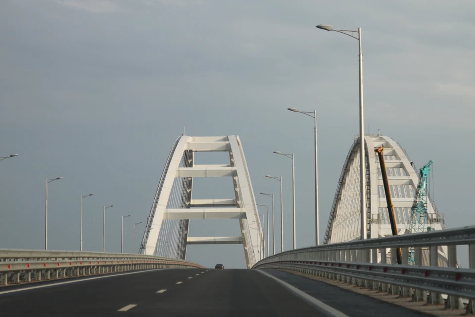 Движение автотранспорта по Крымскому мосту временно перекрыто.