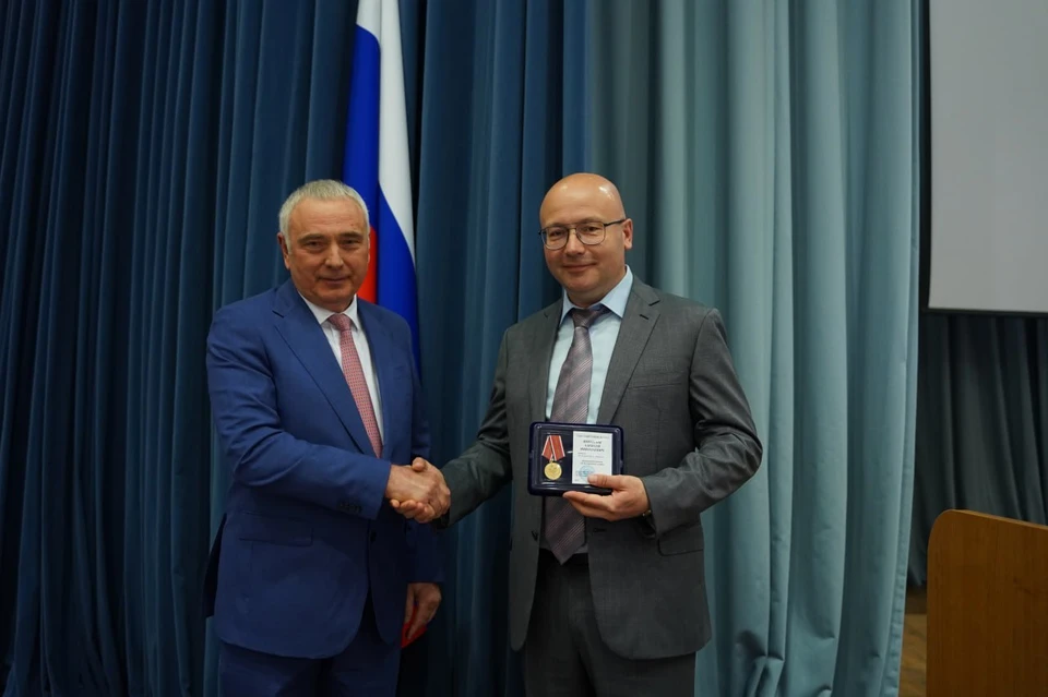 Алексей Шипилов (справа) сообщил о прекращении полномочий в должности председателя Краснодарского краевого суда Фото: Объединенная пресс-служба судов региона