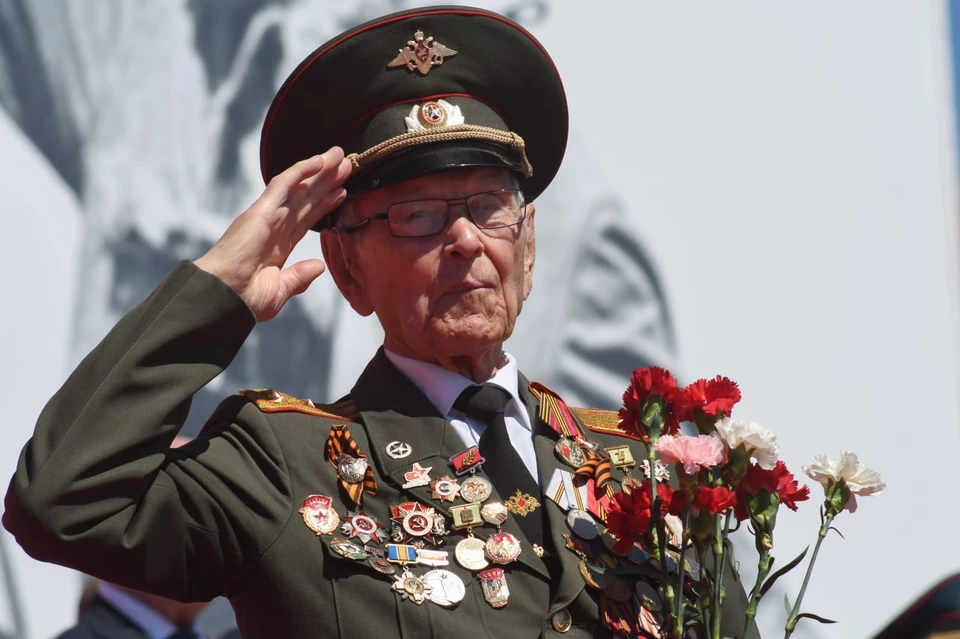 В 99 лет Александр Васильевич в строю.