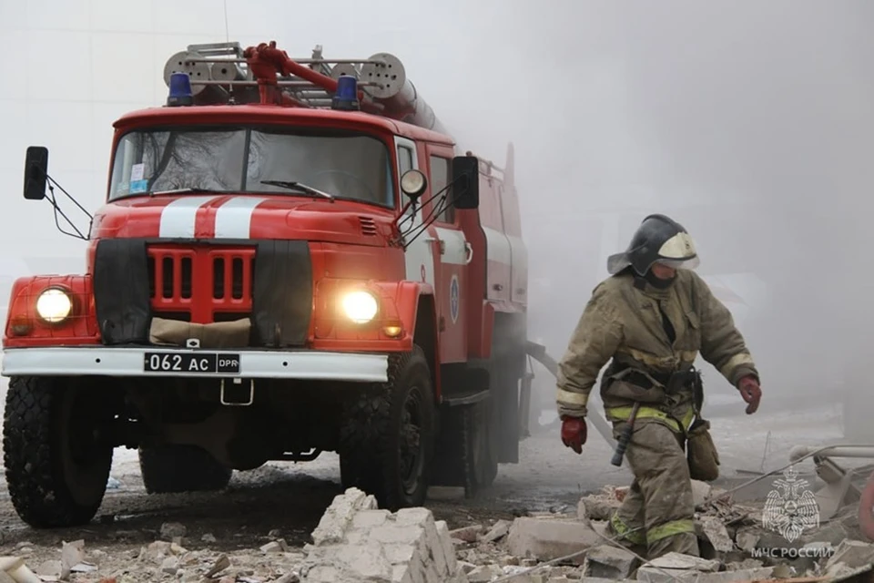 В Мариуполе пожарные ликвидируют возгорание в полуразрушенном здании. Фото: МЧС России по ДНР