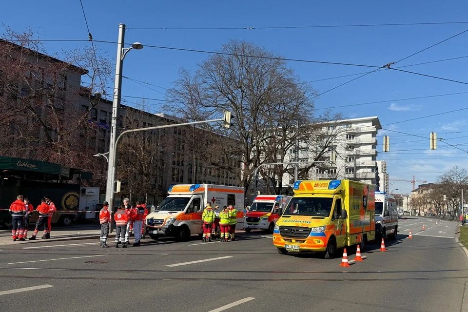 Bild: Мужчина въехал на автомобиле в группу людей в городе Пассау в Германии