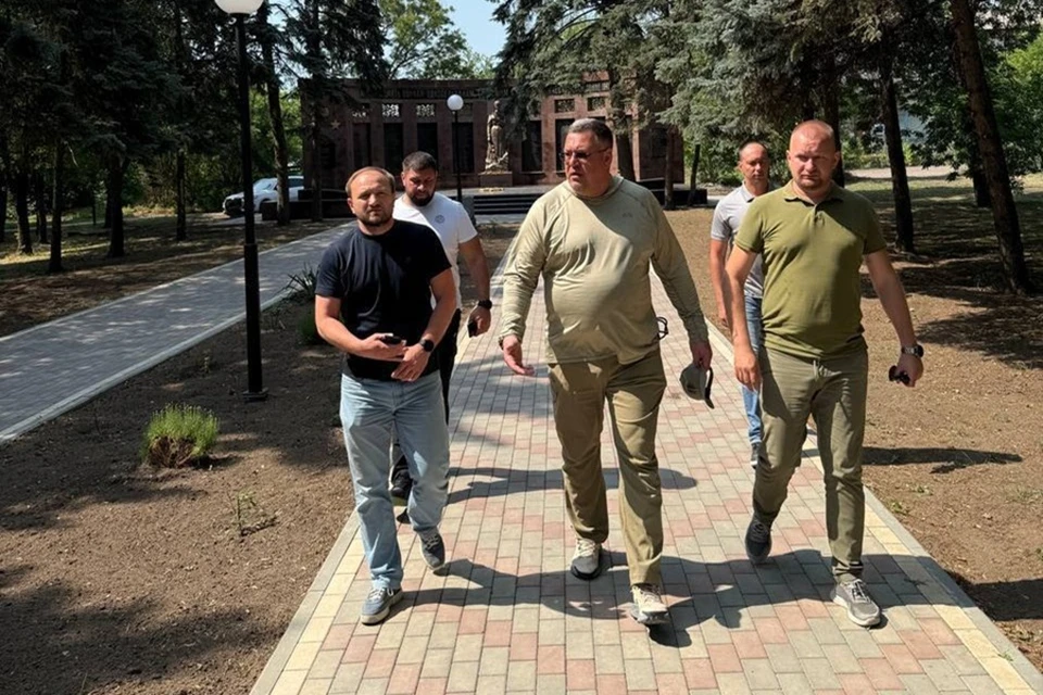 Замглавы Минстроя России Валерий Леонов посетил поселок Володарское в ДНР. Фото: Минстрой ДНР