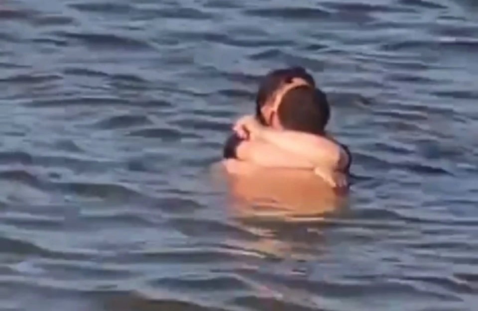 Парочка занялась сексом в воде. Фото: скриншот видео