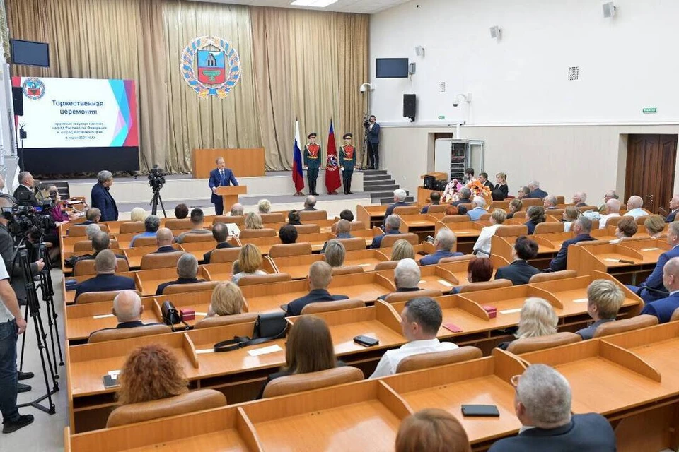 награды вручил губернатор Виктор Томенко