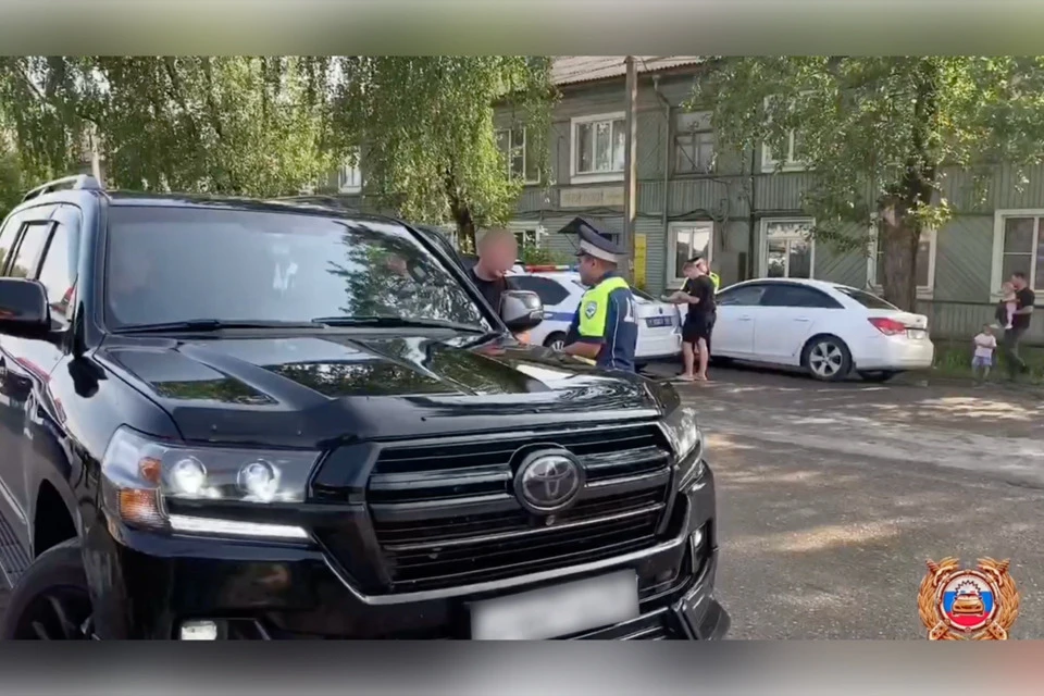 Тонировку пришлось снимать и водителям "крузеров". Фото: Госавтоинспекция Тверской области.