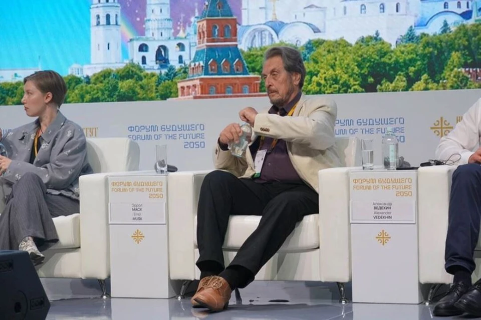 Сейчас предприниматель выступает в качестве спикера на «Форум будущего 2050»