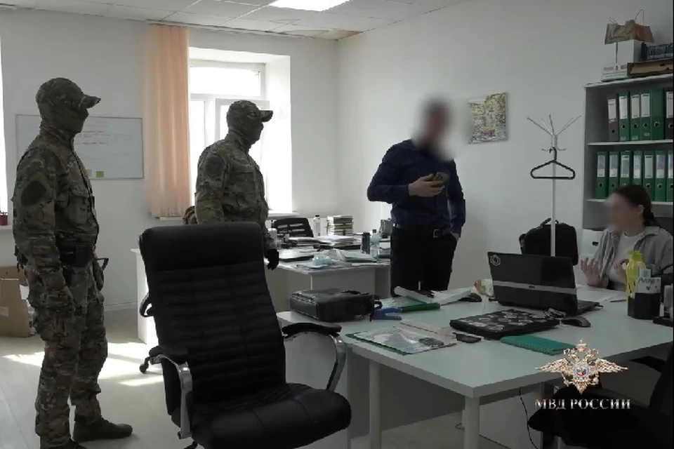 Силовики нагрянули к подозреваемым прямо в их офис.