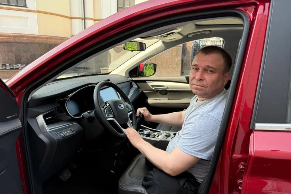 Владимир Ададуров сможет управлять автомобилем благодаря ручному управлению. Фото: пресс-служба фонда "Защитники Отечества"