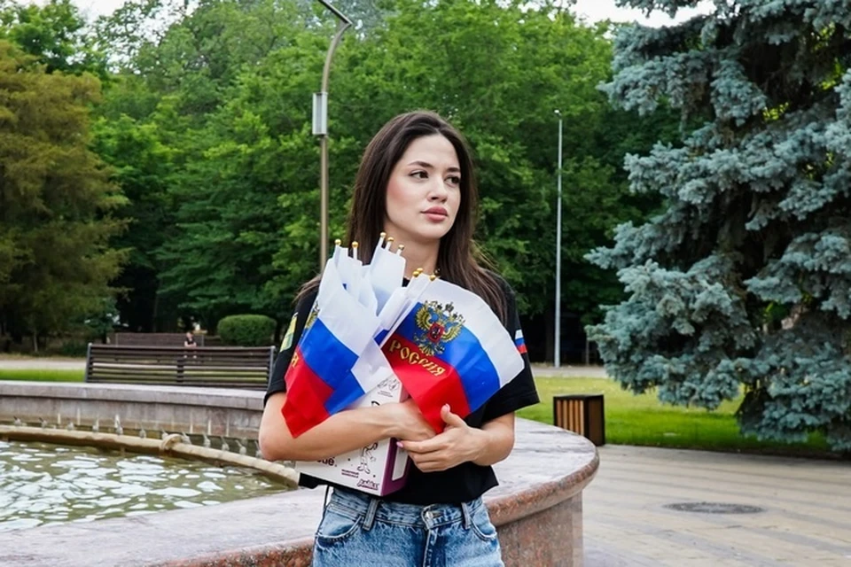 Акцию с раздачей флагов и ленточек цветов российского флага провели в парке имени Горького. Фото: администрация городского округа Мелитополь