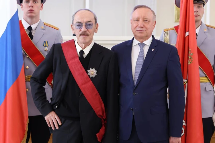 «Стал живым символом города»: 75-летний Михаил Боярский появился на публике в Смольном после тяжелой травмы