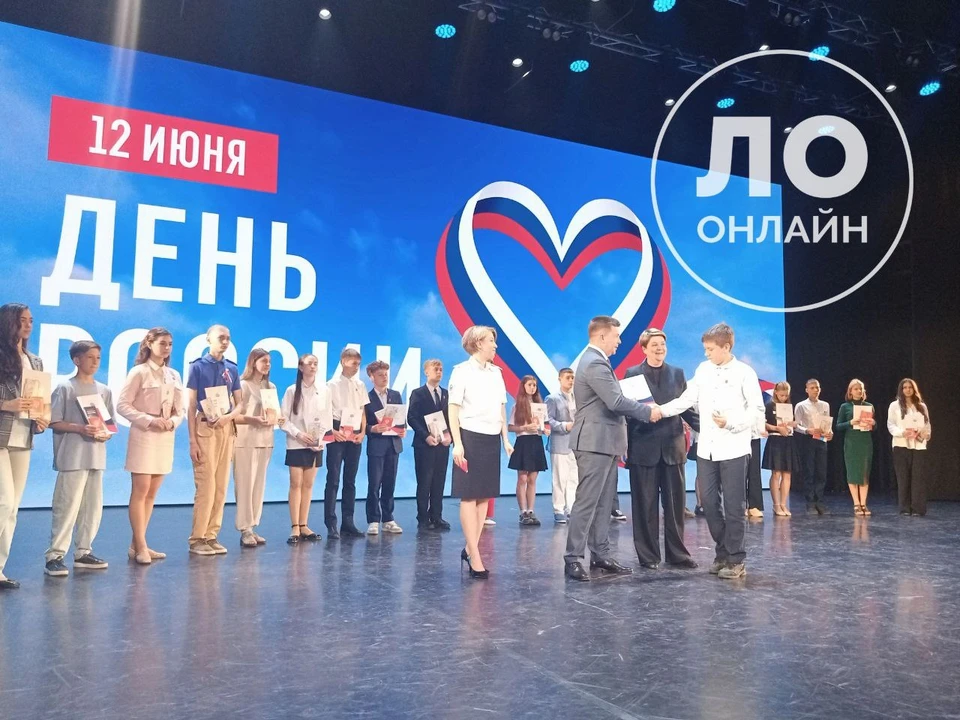 Школьников поздравили с важным событием и пожелали быть добропорядочными и законопослушными гражданами страны.