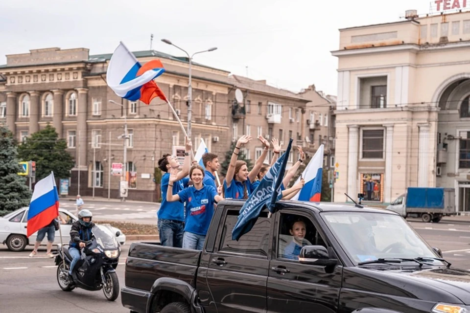В Донецке прошел автопробег в честь Дня России. Фото: Молодая Республика