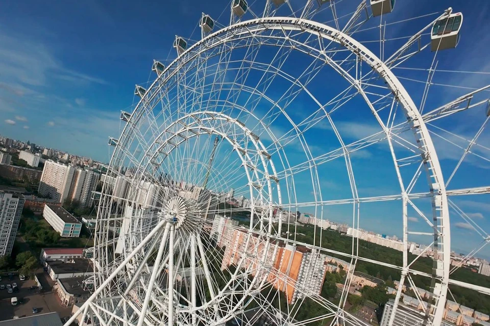 Высота аттракциона 140 метров.