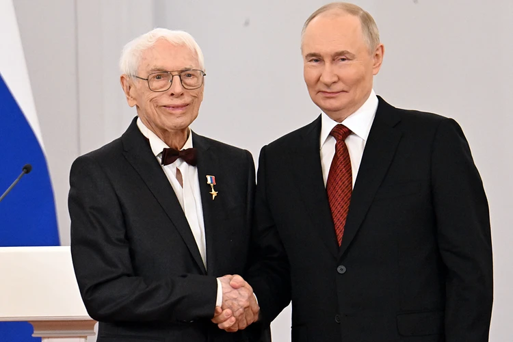 «Три года мы не покидали стен больницы»: Владимир Путин вручил звания героев трактористу, слесарю, ядерщику и главврачу