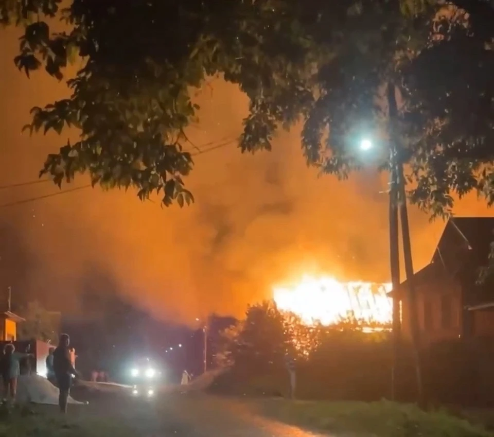 Огнем охвачено около 60 квадратных метров. Фото: МЧС России.