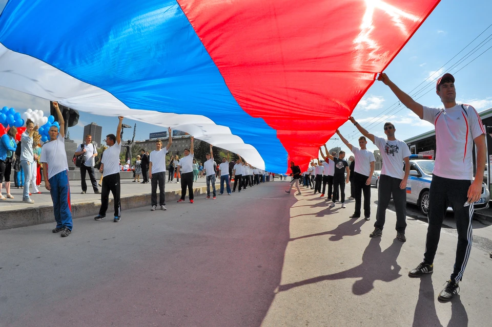 Огромный российский флаг.