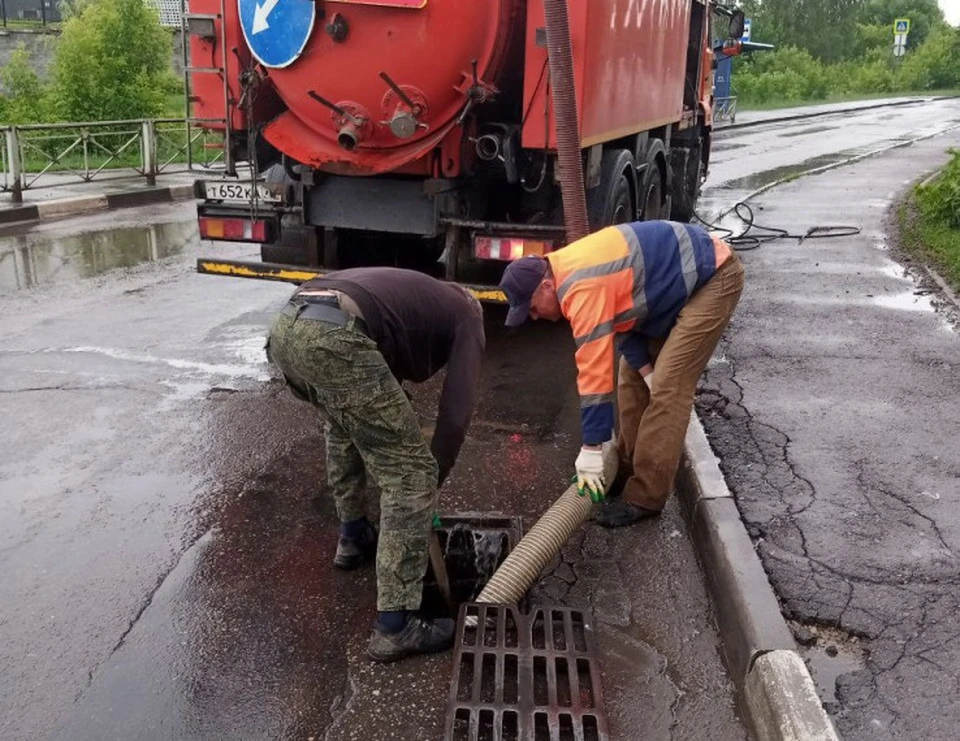 На улицах Тулы устраняют подтопления после прошедшего ливня