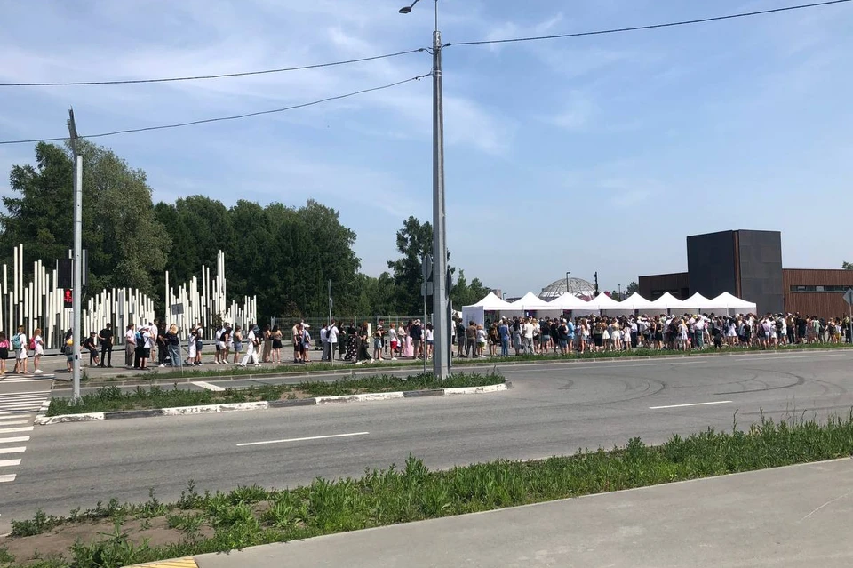 Организаторы сообщили, что начало задерживается.