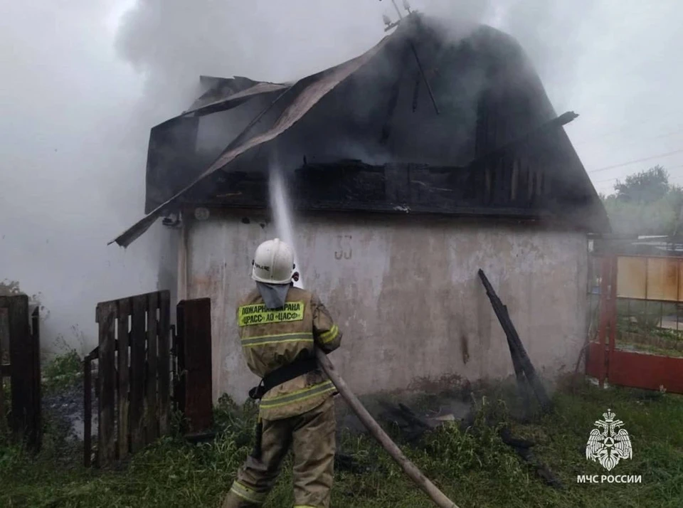 Хозпостройка на улице Транспортной сгорела в Новомосковске Тульской области