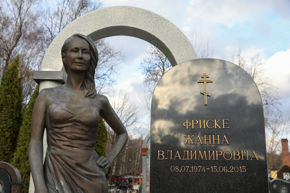 С памятника у могилы Жанны Фриске украли часы