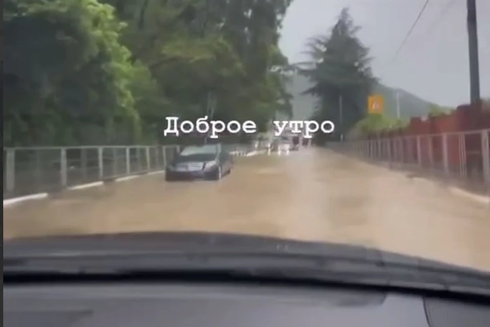 Ливень затопил трассу в поселке Головинка под Сочи. Фото: https: t.me/sochitop1