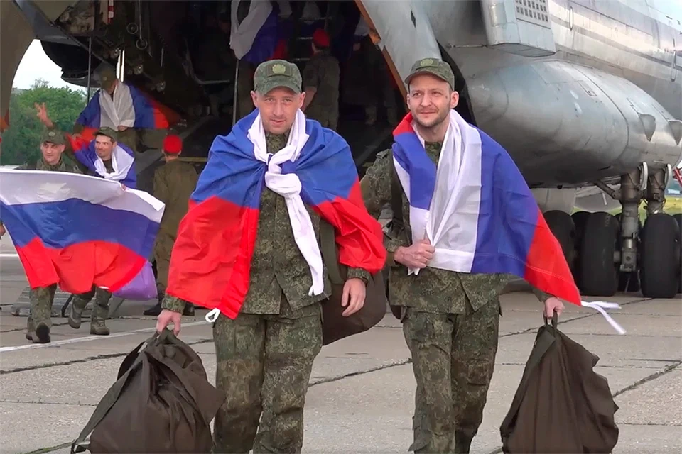 Очередные российские бойцы, которые провели в украинском плену больше года, вернулись на родину.