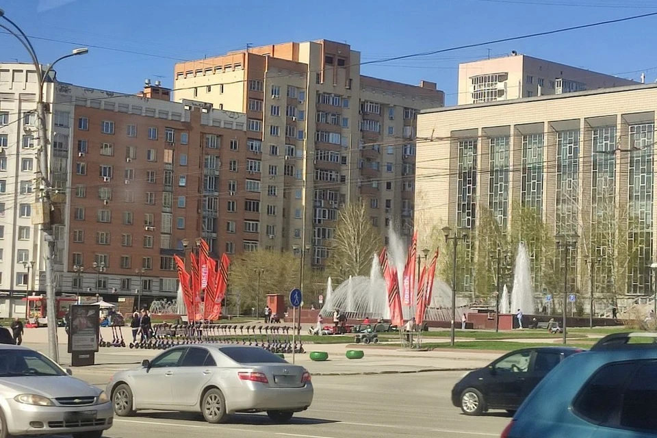 Две женщины устроили банные процедуры в фонтане перед ГПНТБ.