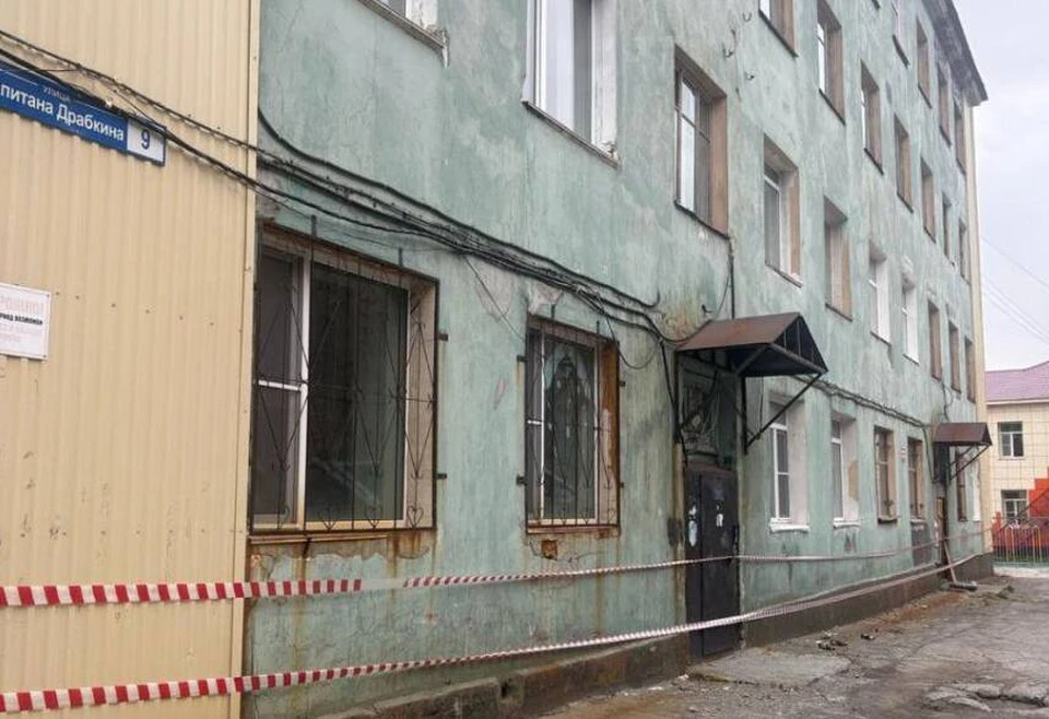 После расселения жильцов доступ к аварийному дому ограничили. Фото: управление Генеральной прокуратуры РФ по Дальневосточному федеральному округу.