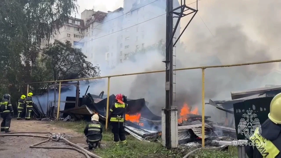 Частный дом загорелся на улице Барнаульской в Нижнем Новгороде.