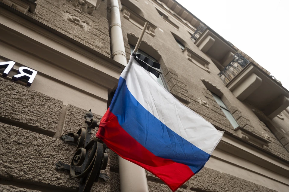 Неизвестные сорвали флаг России, растоптали флаг Петербурга и повредили фасад здания.