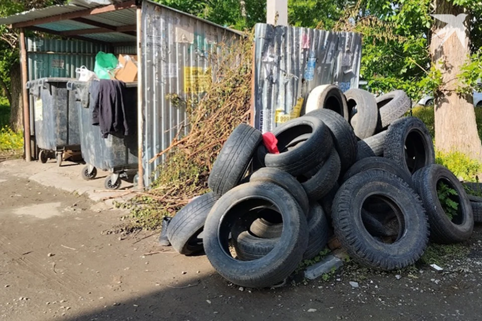 Покрышки скапливаются на контейнерных площадках