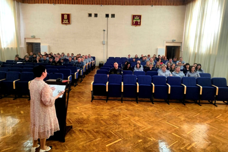 Ирина Гладилина, замдекана филфака ТвГУ, делится знаниями. Фото: УФСИН Тверской области.