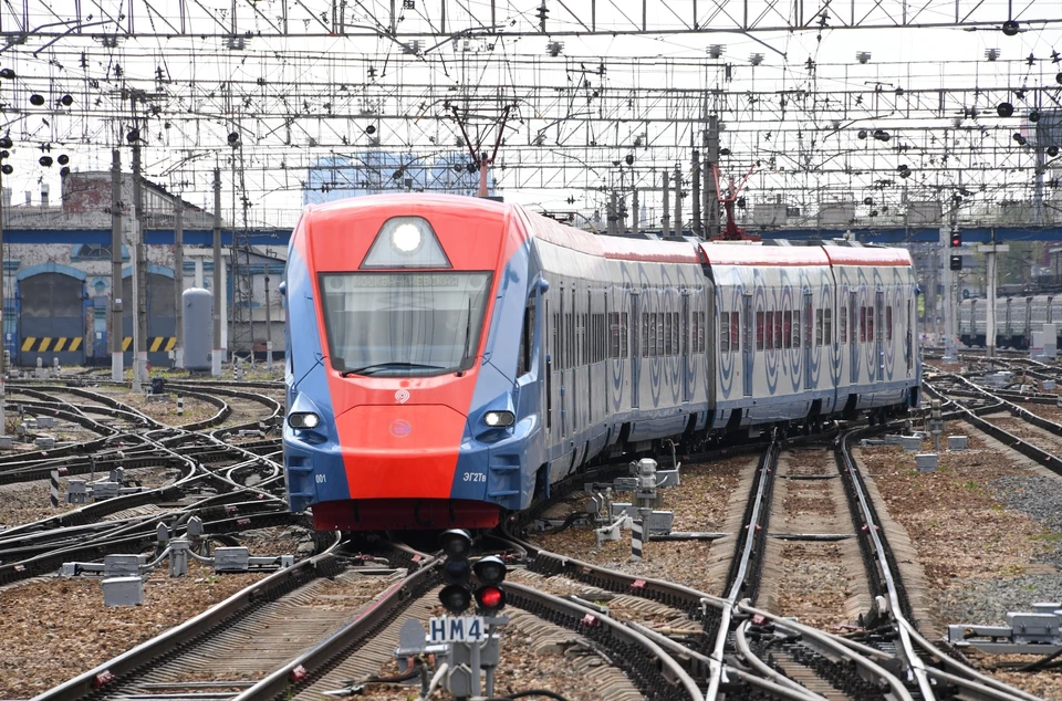 Обвал скалы в Туапсинском районе задержал движение 10 поездов