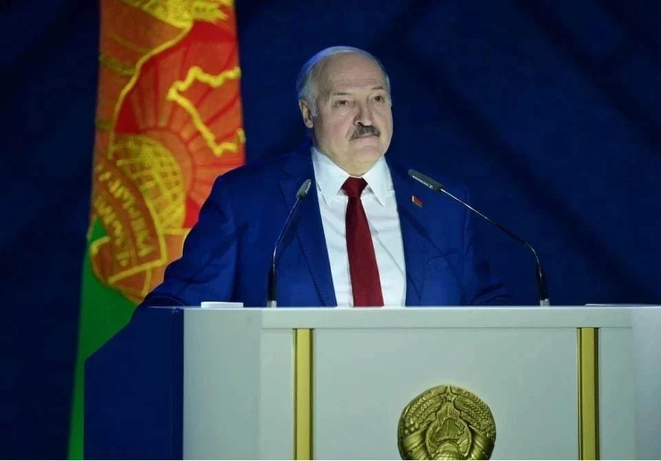 Лукашенко призвал молодёжь помнить, что картошка растёт в поле, а не в интернете