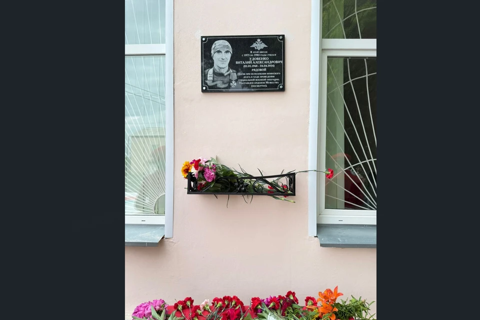 Оренбуржца посмертно наградили Орденом Мужества. Фото: МБОУ «Бурлыкская СОШ».