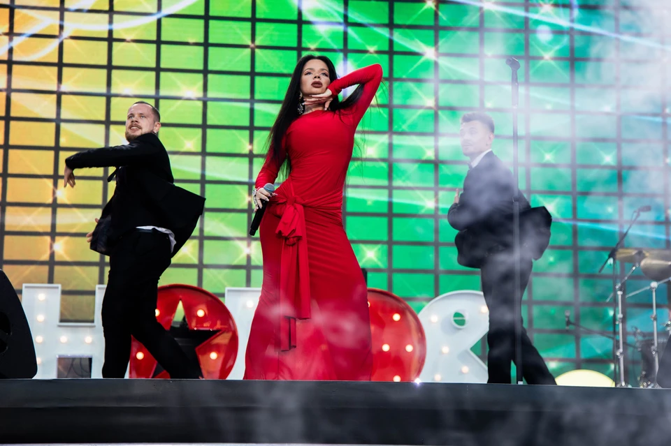 В 21:00 на главную сцену Костромы выйдет хедлайнер фестиваля, звёздная певица Бьянка