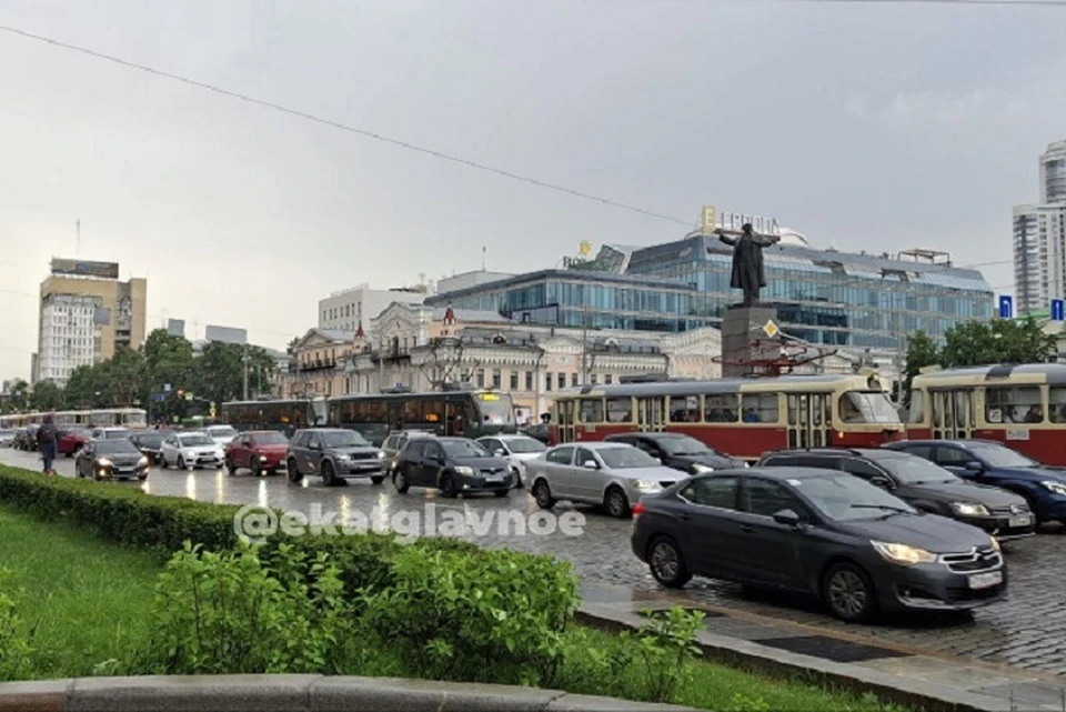 В центре Екатеринбурга встали трамваи. Фото: телеграм-канал «Екатеринбург. Главное»