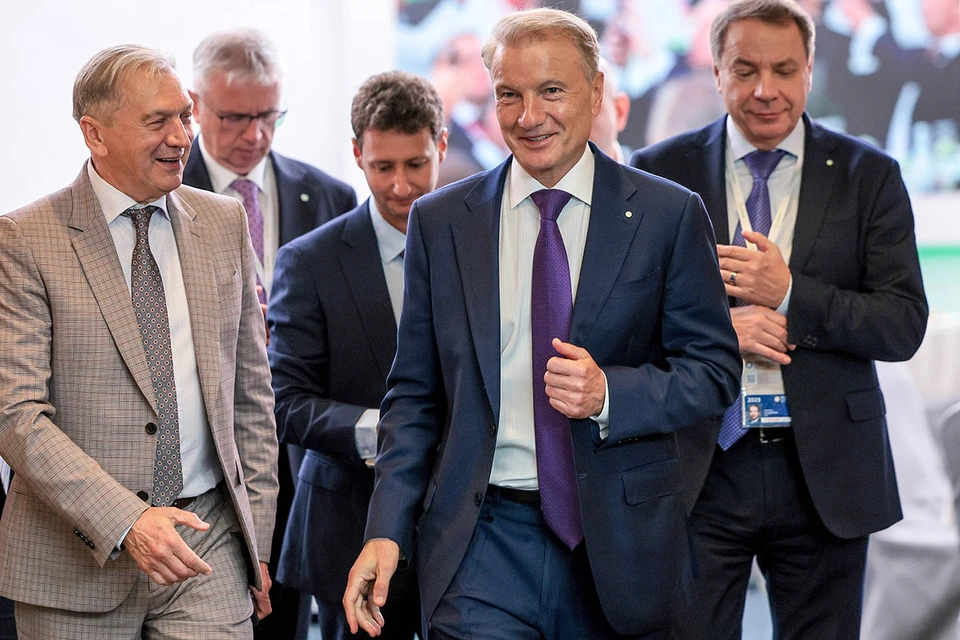 Президент, председатель правления ПАО "Сбербанк" Герман Греф (на первом плане) на деловом завтраке Сбера в рамках XXVIII Петербургского международного экономического форума. Фото: Владимир Смирнов/ТАСС