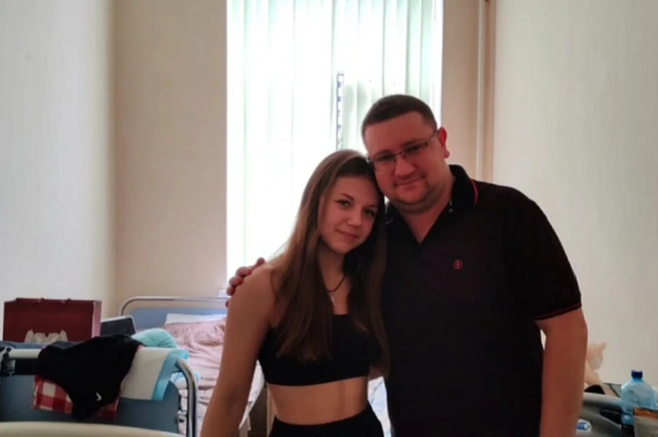 Министр навестил Анастасию Леоненко, чтобы выразить поддержку и передать подарки. Фото: ТГ/Мартынов