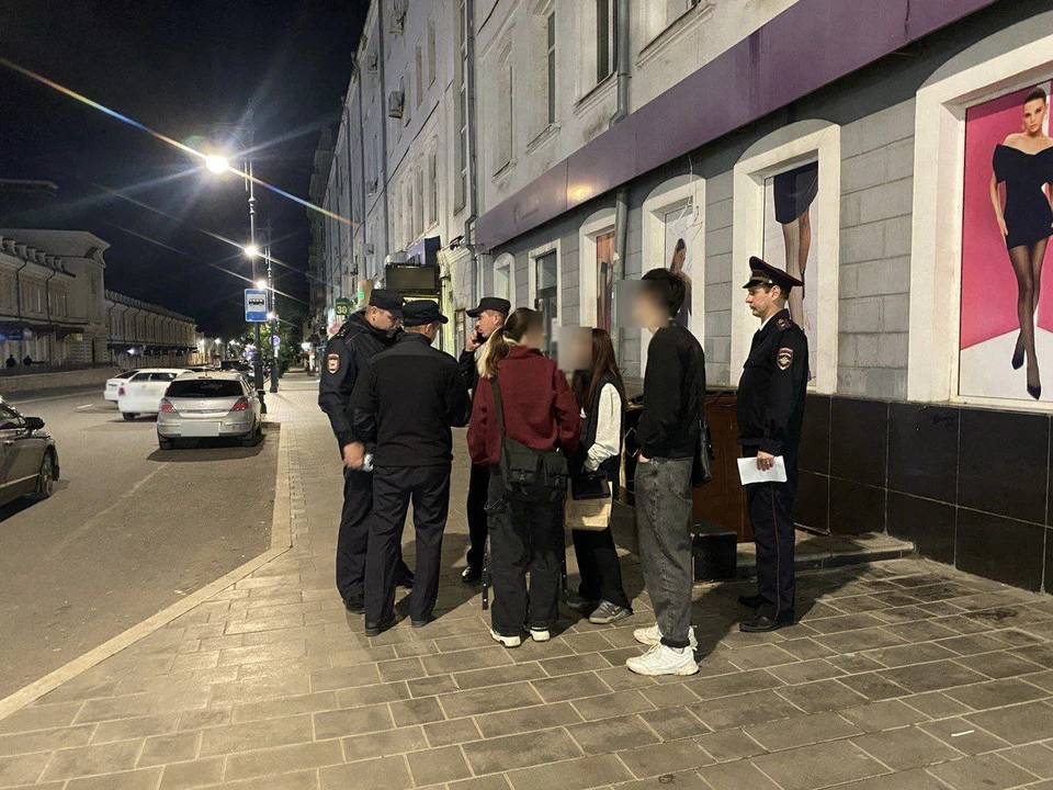 Полиция Оренбурга напоминает, что подросткам запрещено гулять по ночам.