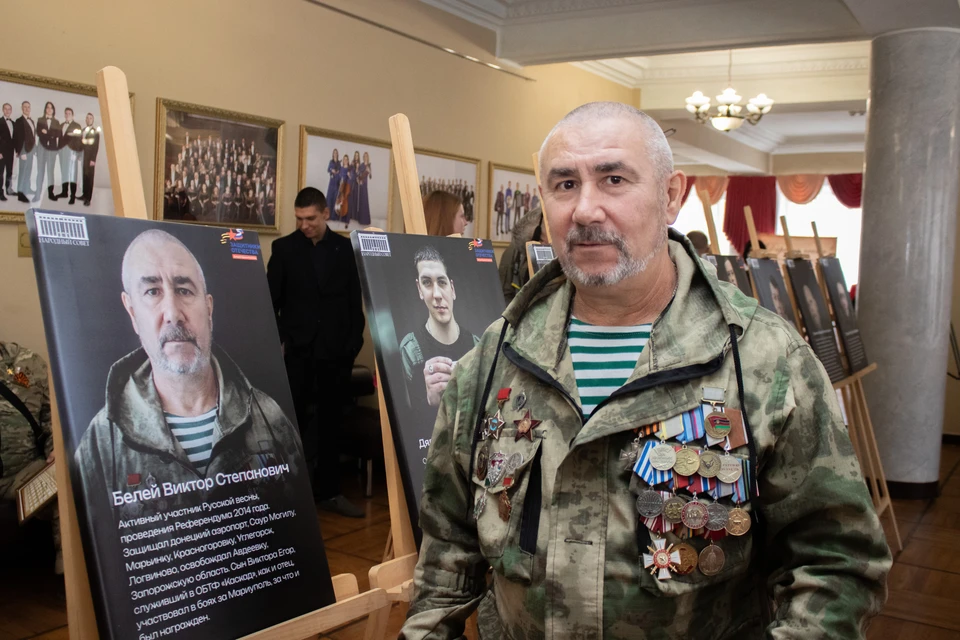 В фойе собрались родные и близкие героев. Фото: Фонд «Защитники Отечества» в ДНР