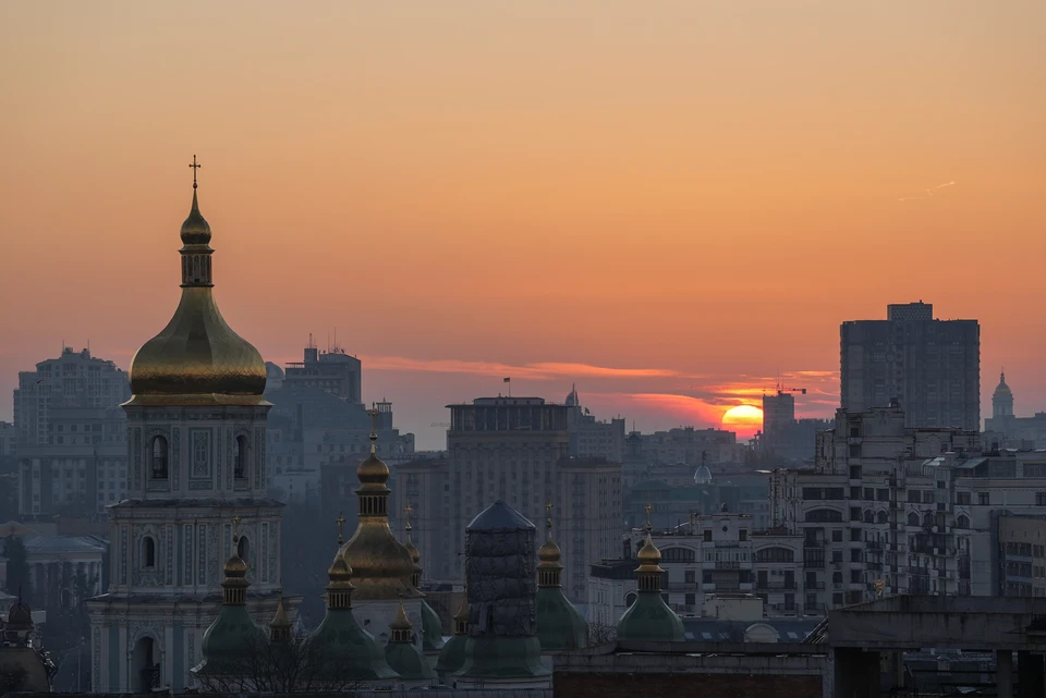 В Киеве прозвучали взрывы в третий раз за ночь.