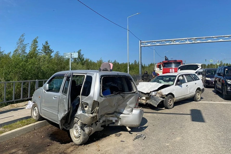 Шесть пострадавших, среди них трое детей: В Якутске произошло ДТП на Покровском тракте. Фото: Госавтоинспекция Якутска