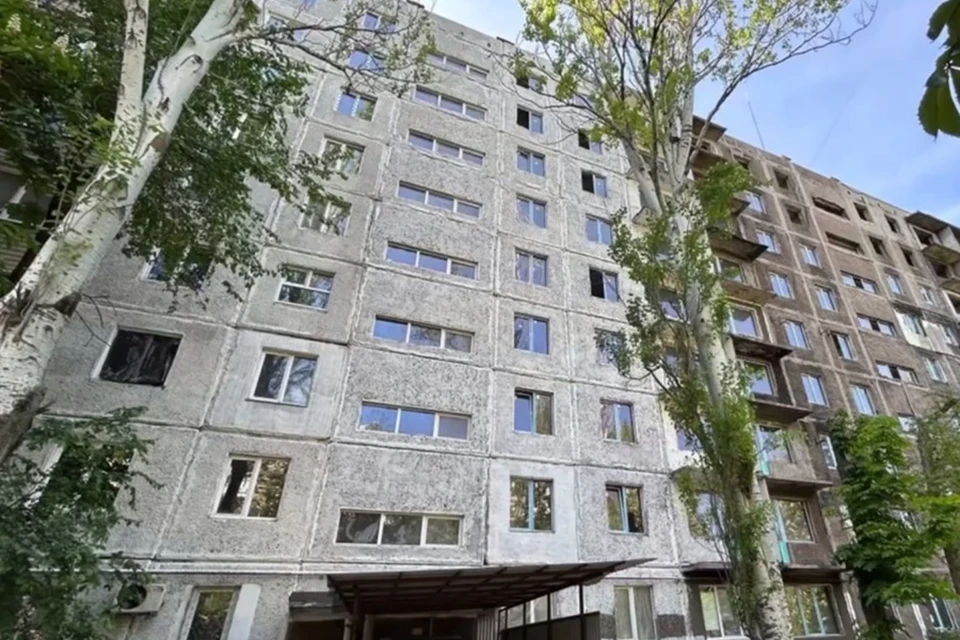 На улице 50 лет СССР в Мариуполе продолжают восстанавливать девятиэтажку. Фото: РКС-НР