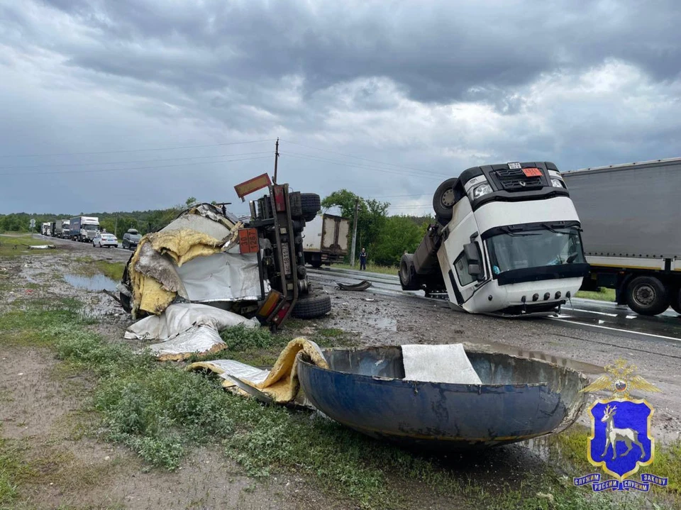 Водитель не обеспечил постоянный контроль за движением грузового транспортного средства.