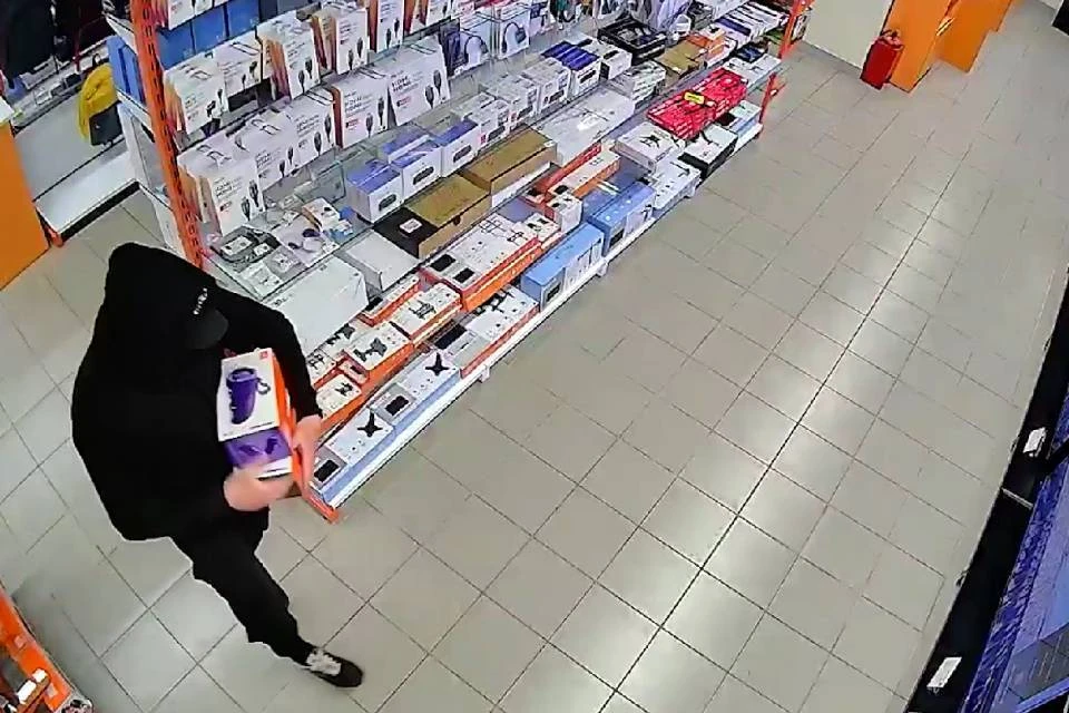 Молодой человек несколько раз воровал портативные колонки. Фото: скриншот видео / УМВД по Мурманской области