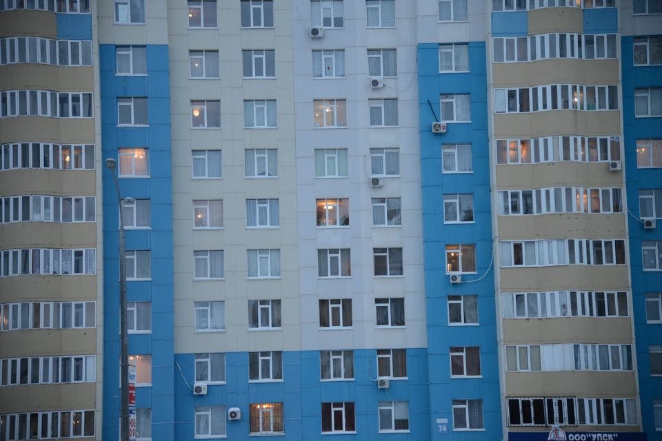 Питомец упал с высоты с 9 или 10 этажа.