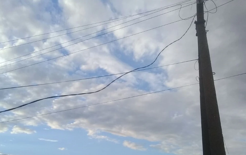 В городе Шебекино перебиты газовая труба и линия электропередачи.